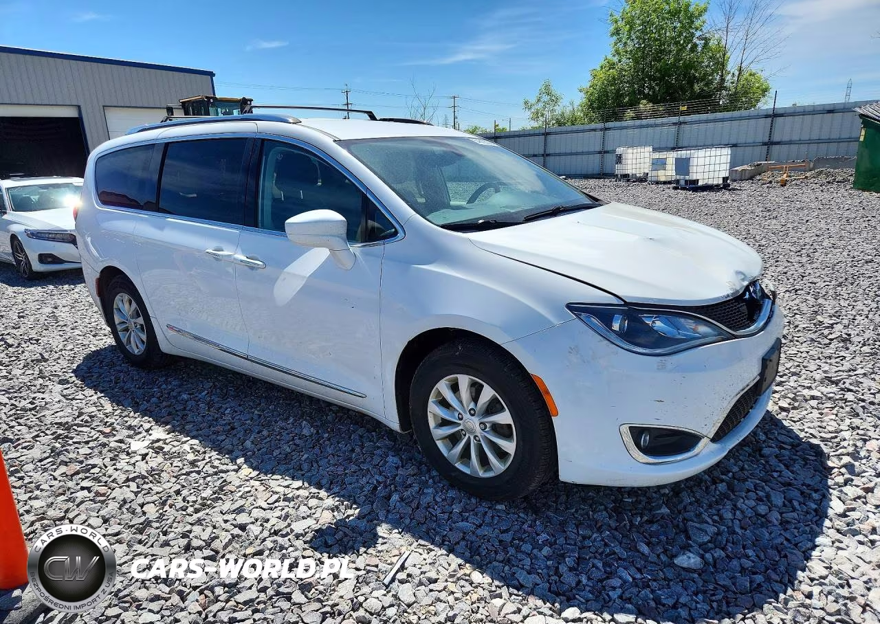 2018 Chrysler Pacifica Touring L VIN:2C4RC1BG2JR258705 - 4