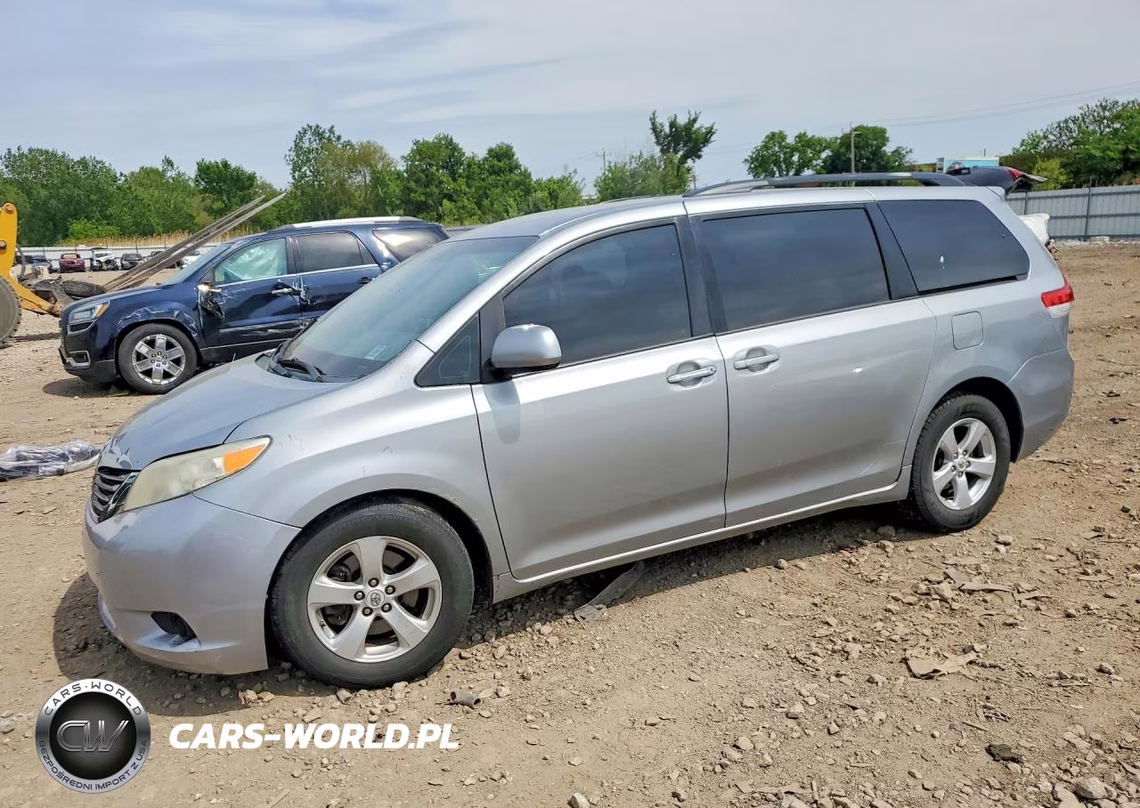 2012 Toyota Sienna Le – zdjęcie 1 z 13