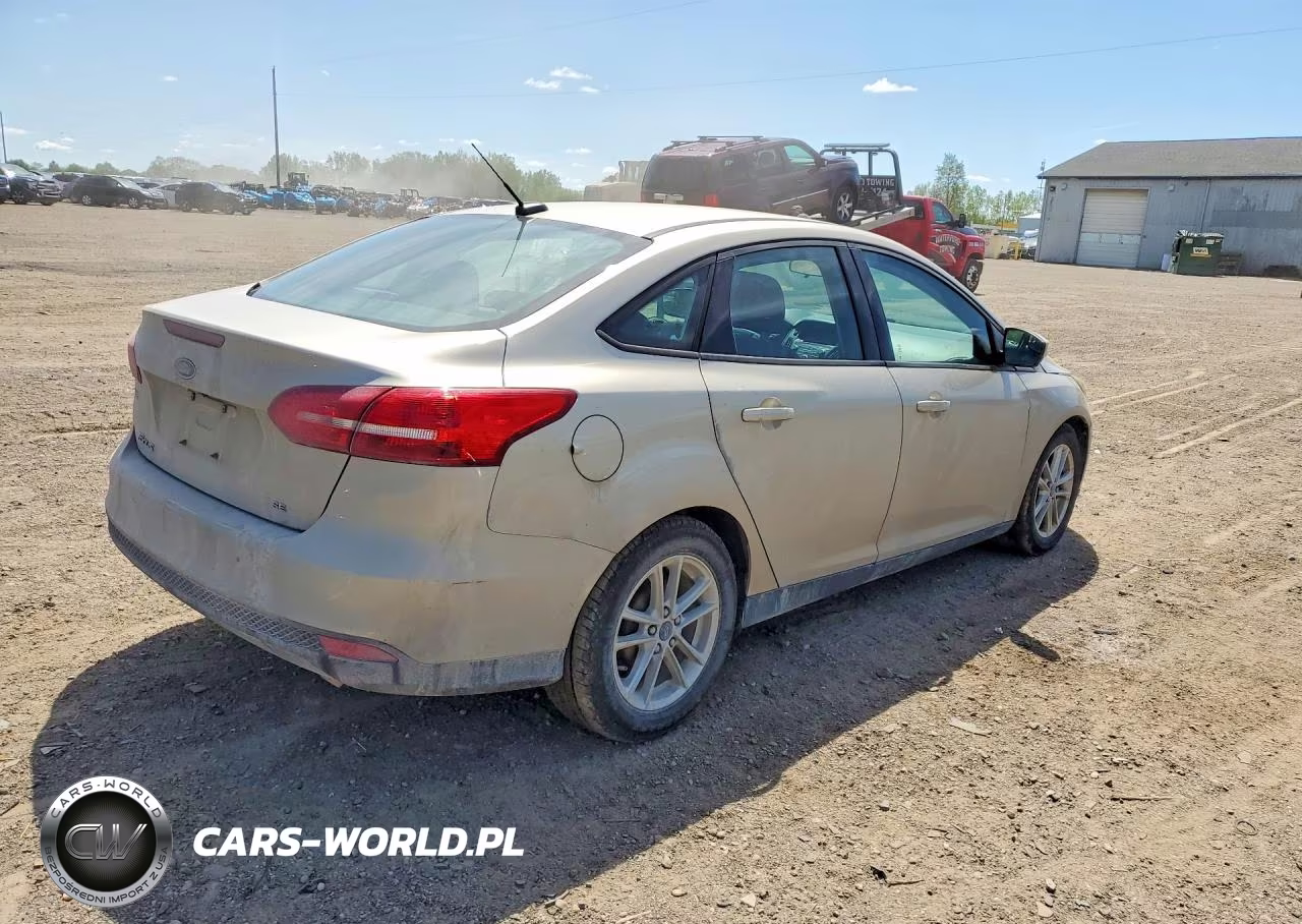 2017 Ford Focus Se VIN:1FADP3F24HL275829 - 3