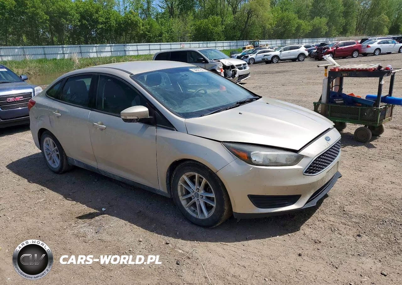 2017 Ford Focus Se VIN:1FADP3F24HL275829 - 4