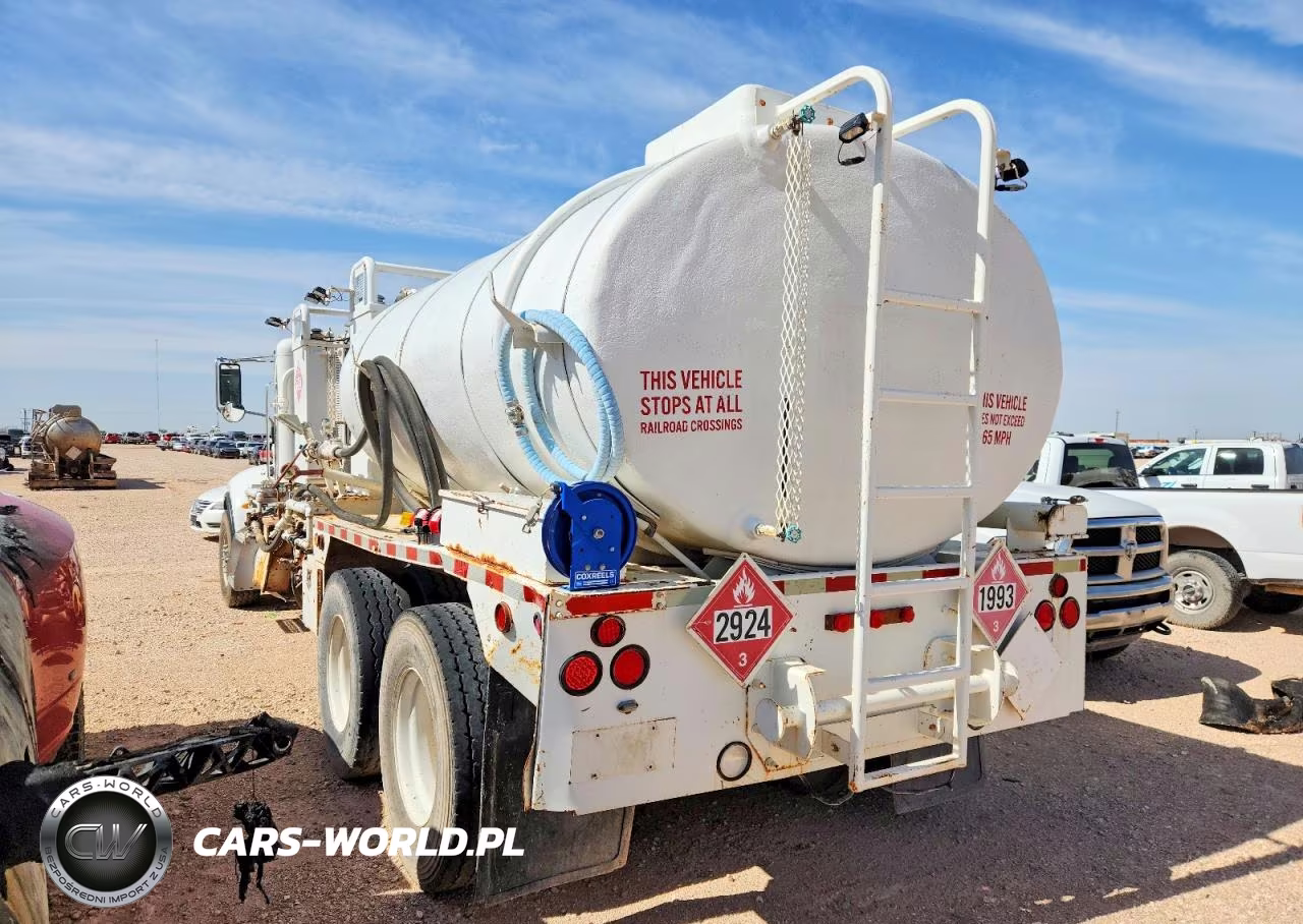 2017 Peterbilt 348 Fuel Truck VIN:2NP3LJ0X7HM423690 - 3