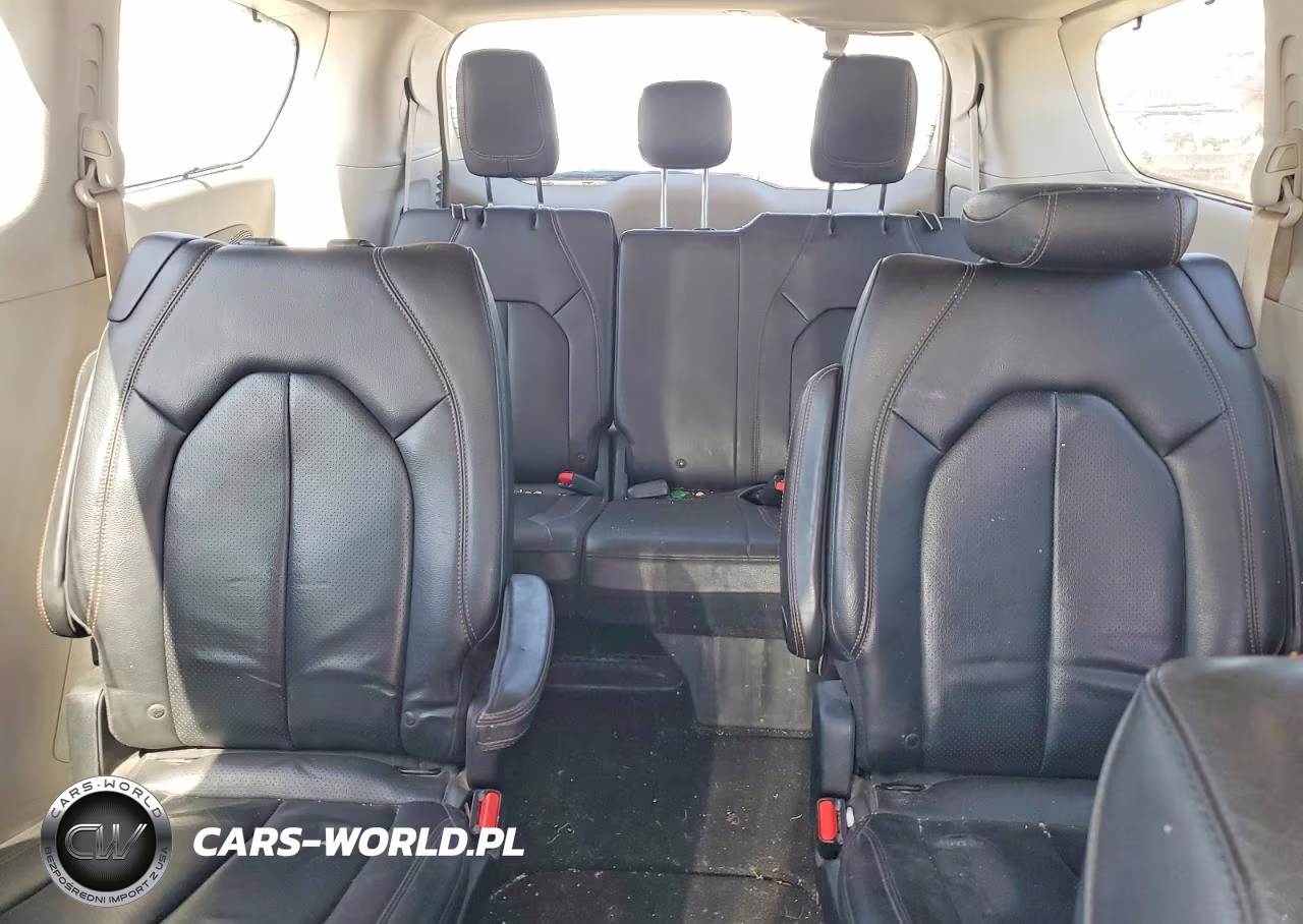2018 Chrysler Pacifica Touring L Plus VIN:2C4RC1EG5JR197667 - 10