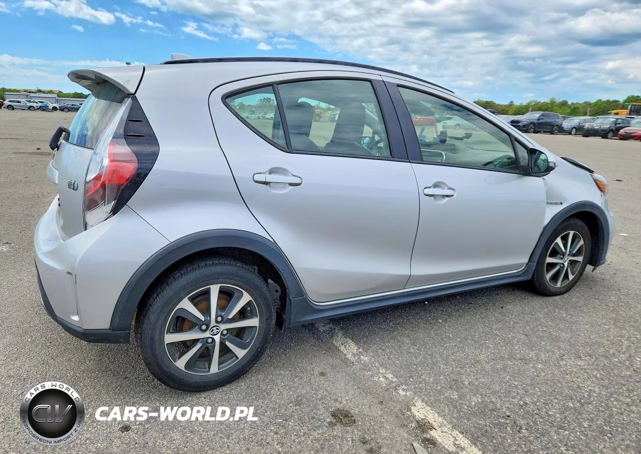 2018 Toyota Prius C One VIN:JTDKDTB35J1610431 - 3