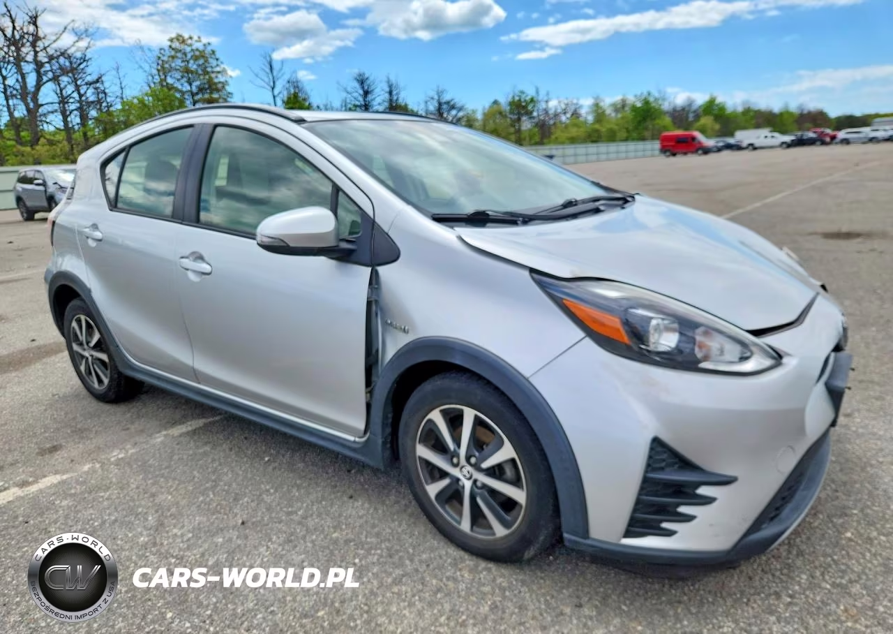2018 Toyota Prius C One VIN:JTDKDTB35J1610431 - 4