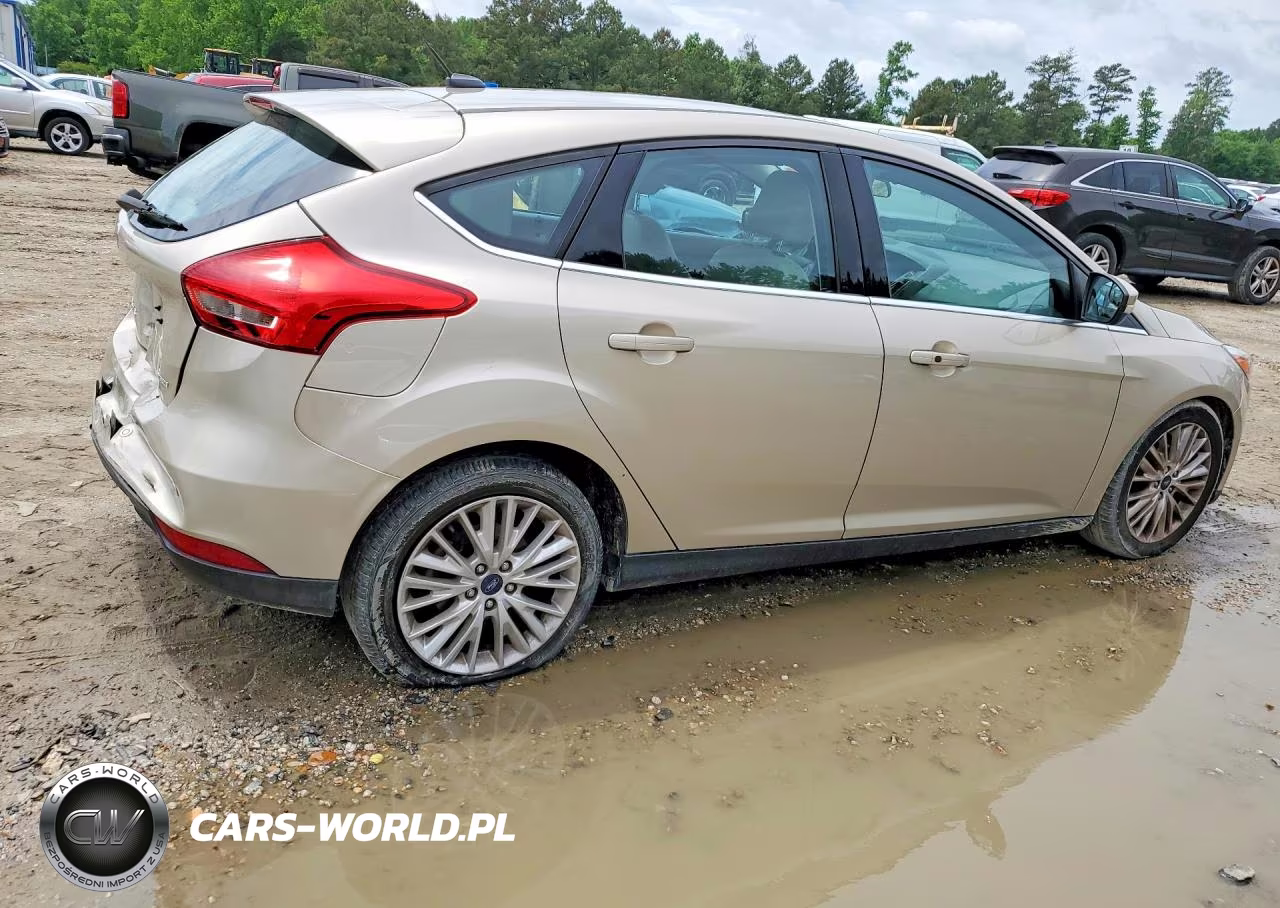 2018 Ford Focus Titanium VIN:1FADP3N2XJL325155 - 3