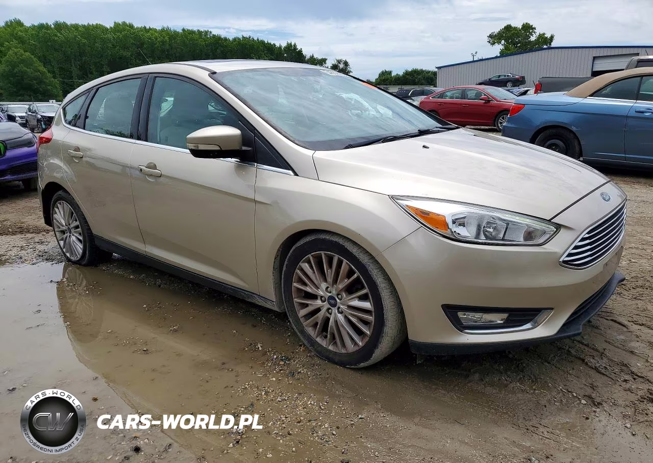 2018 Ford Focus Titanium VIN:1FADP3N2XJL325155 - 4