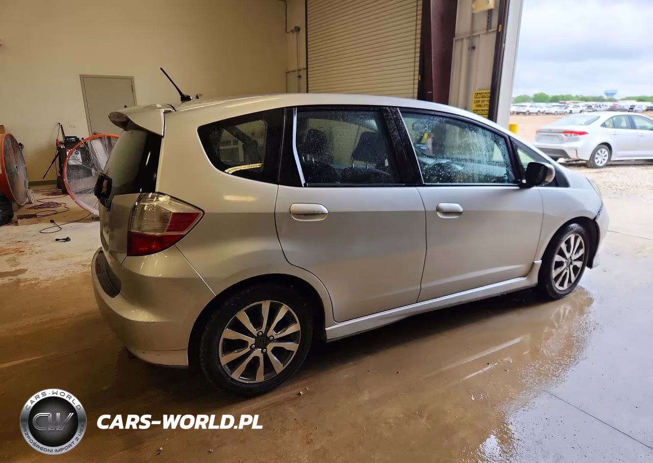 2013 Honda Fit Sport VIN:JHMGE8H51DC022302 - 3
