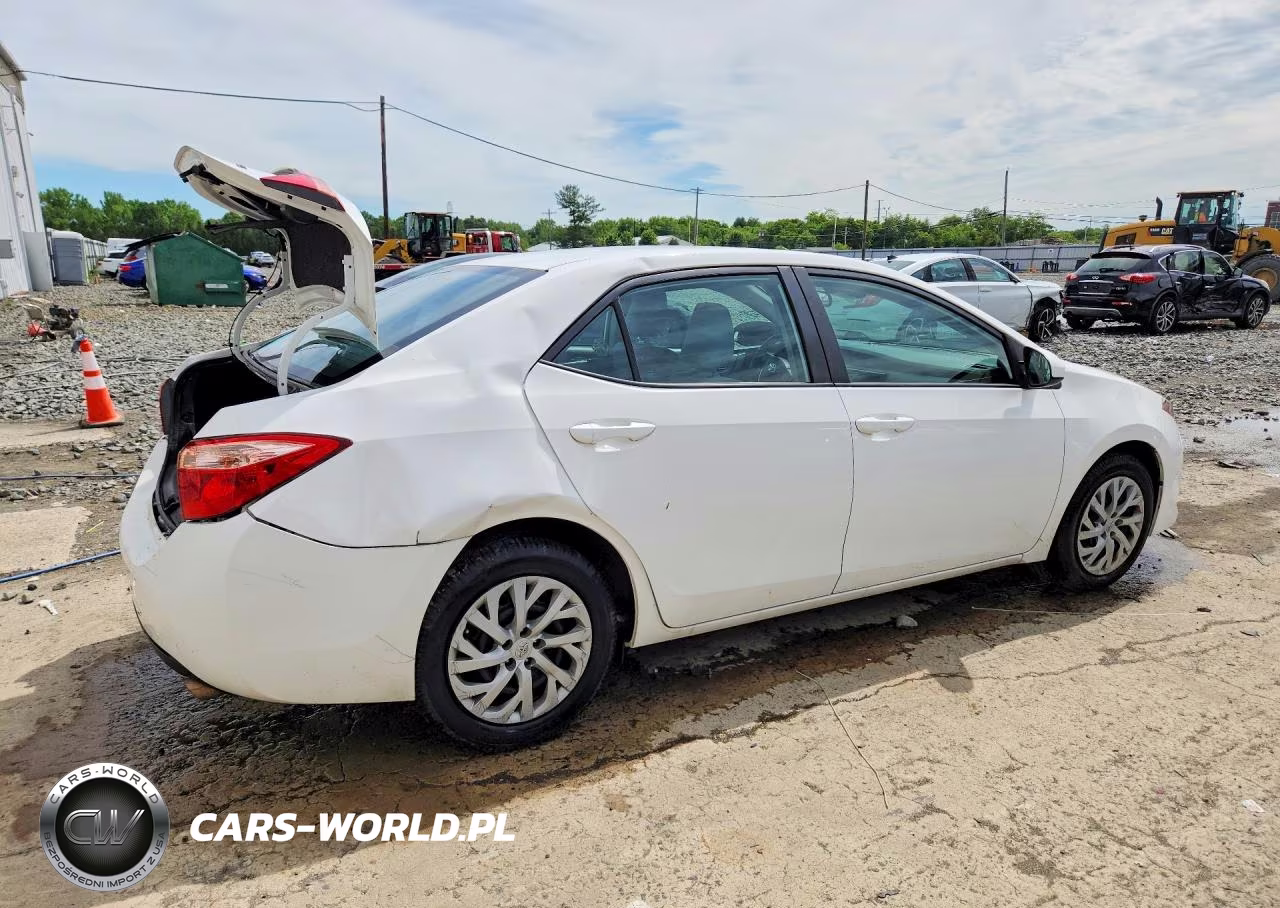2018 Toyota Corolla Le VIN:2T1BURHE5JC069274 - 3