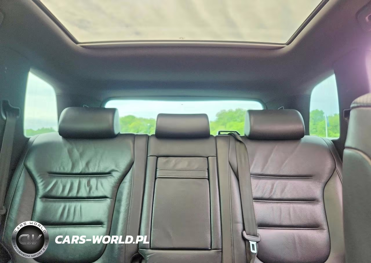 2017 Volkswagen Touareg Wolfsburg VIN:WVGRF7BP9HD000586 - 10