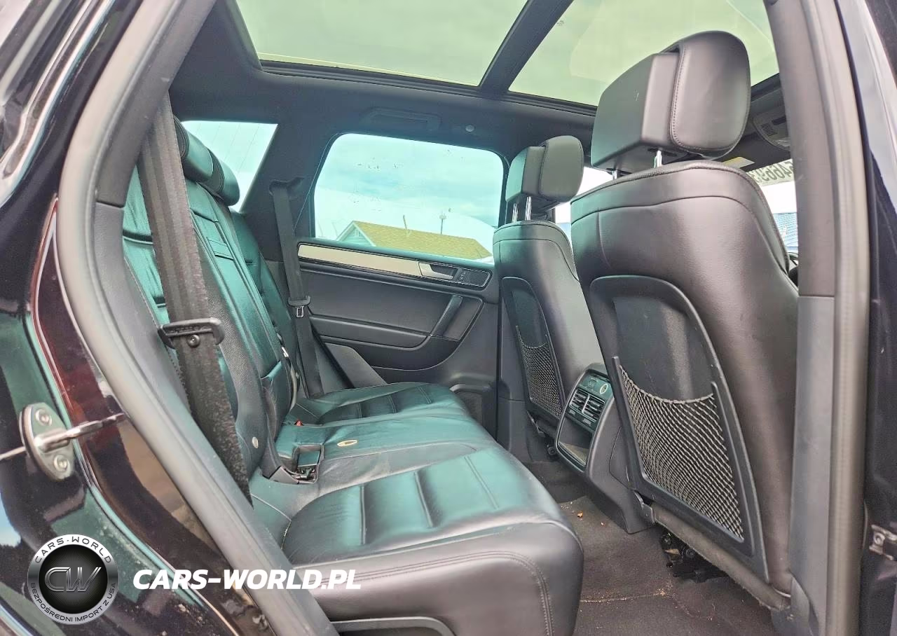 2017 Volkswagen Touareg Wolfsburg VIN:WVGRF7BP9HD000586 - 11