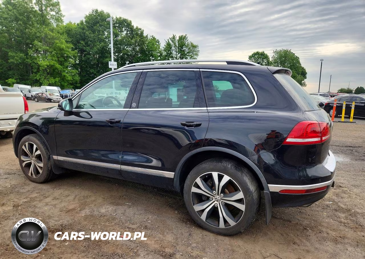 2017 Volkswagen Touareg Wolfsburg VIN:WVGRF7BP9HD000586 - 2