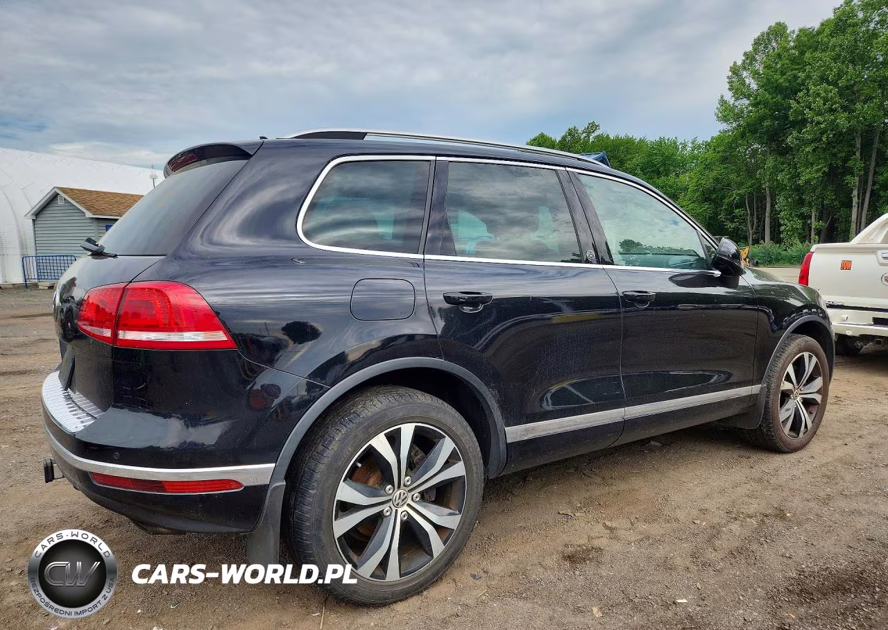 2017 Volkswagen Touareg Wolfsburg VIN:WVGRF7BP9HD000586 - 3