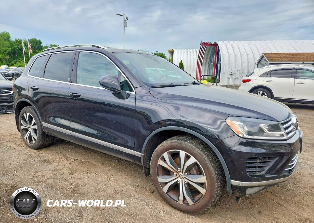 2017 Volkswagen Touareg Wolfsburg VIN:WVGRF7BP9HD000586 - 4