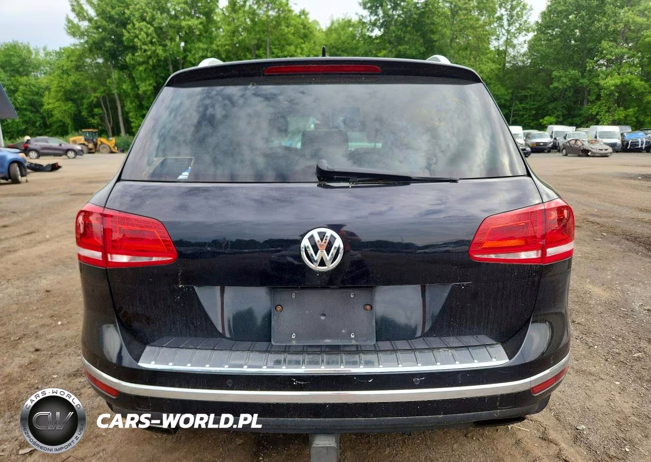 2017 Volkswagen Touareg Wolfsburg VIN:WVGRF7BP9HD000586 - 6