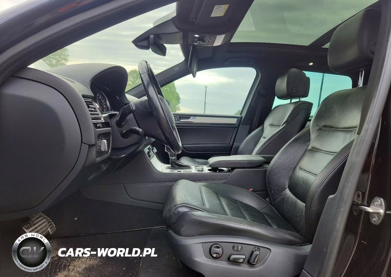 2017 Volkswagen Touareg Wolfsburg VIN:WVGRF7BP9HD000586 - 7