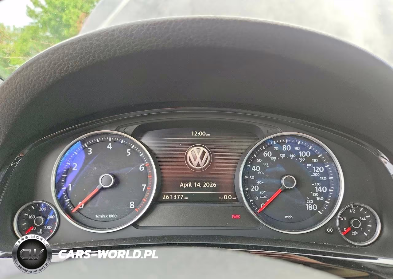2017 Volkswagen Touareg Wolfsburg VIN:WVGRF7BP9HD000586 - 9