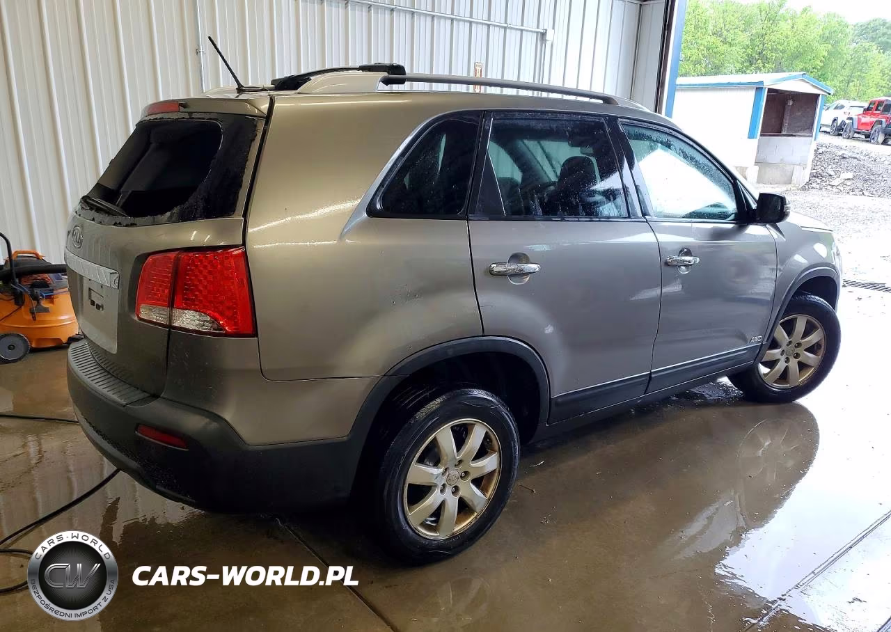 2011 Kia Sorento Lx VIN:5XYKT3A12BG182435 - 3