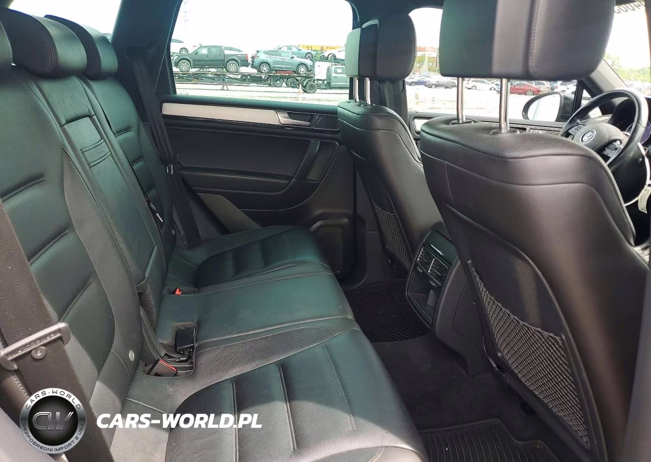 2017 Volkswagen Touareg Wolfsburg VIN:WVGRF7BP3HD004584 - 11