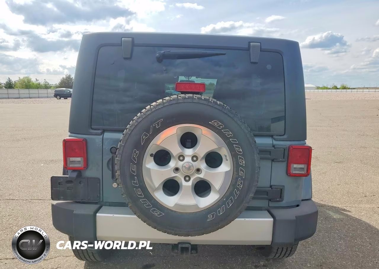 2014 Jeep Wrangler Unlimited Sahara VIN:1C4HJWEG1EL107475 - 6