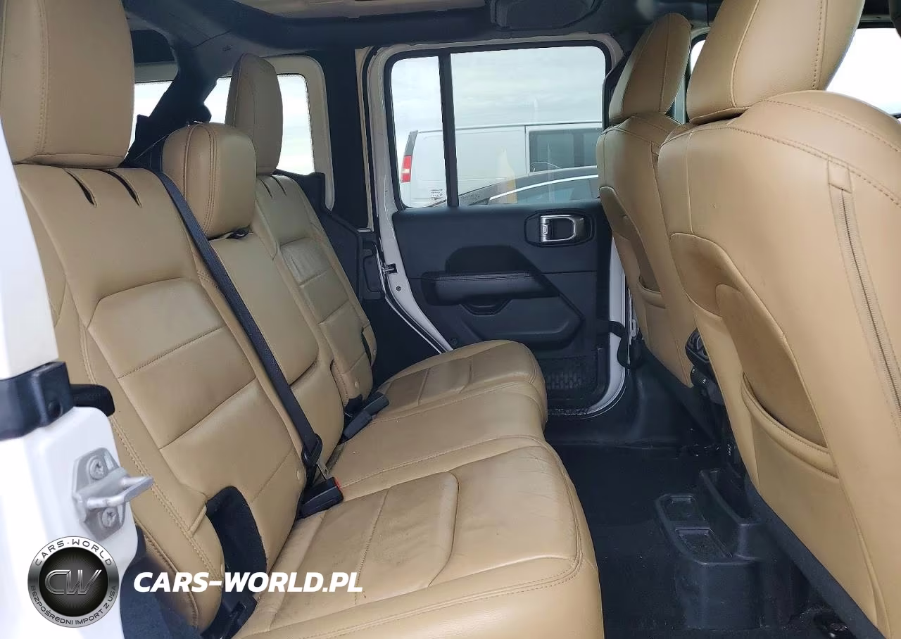 2018 Jeep Wrangler Unlimited Sahara VIN:1C4HJXEG1JW110858 - 10