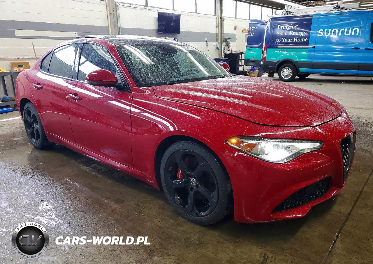 2018 Alfa Romeo Giulia VIN:ZARFAEBN4J7575570 - 4