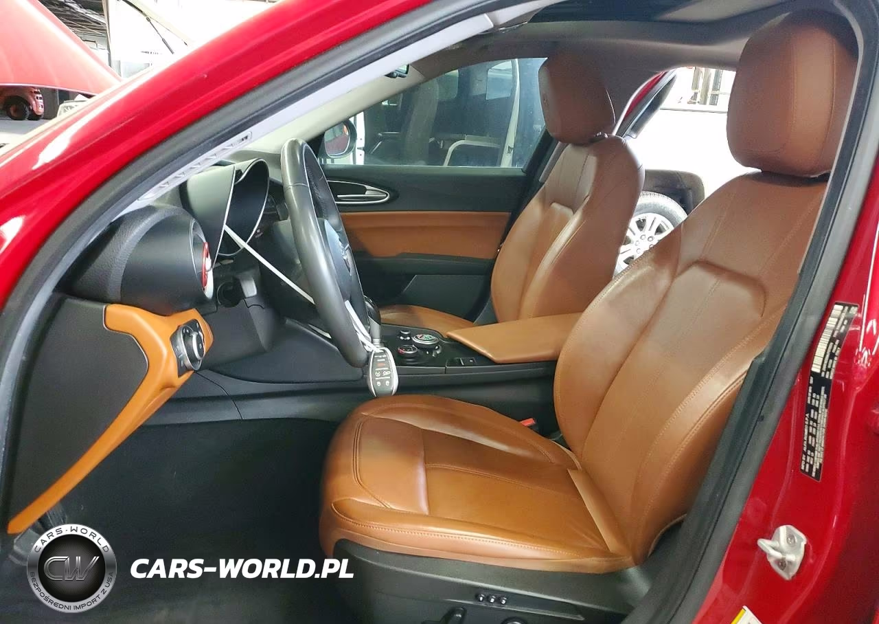 2018 Alfa Romeo Giulia VIN:ZARFAEBN4J7575570 - 7