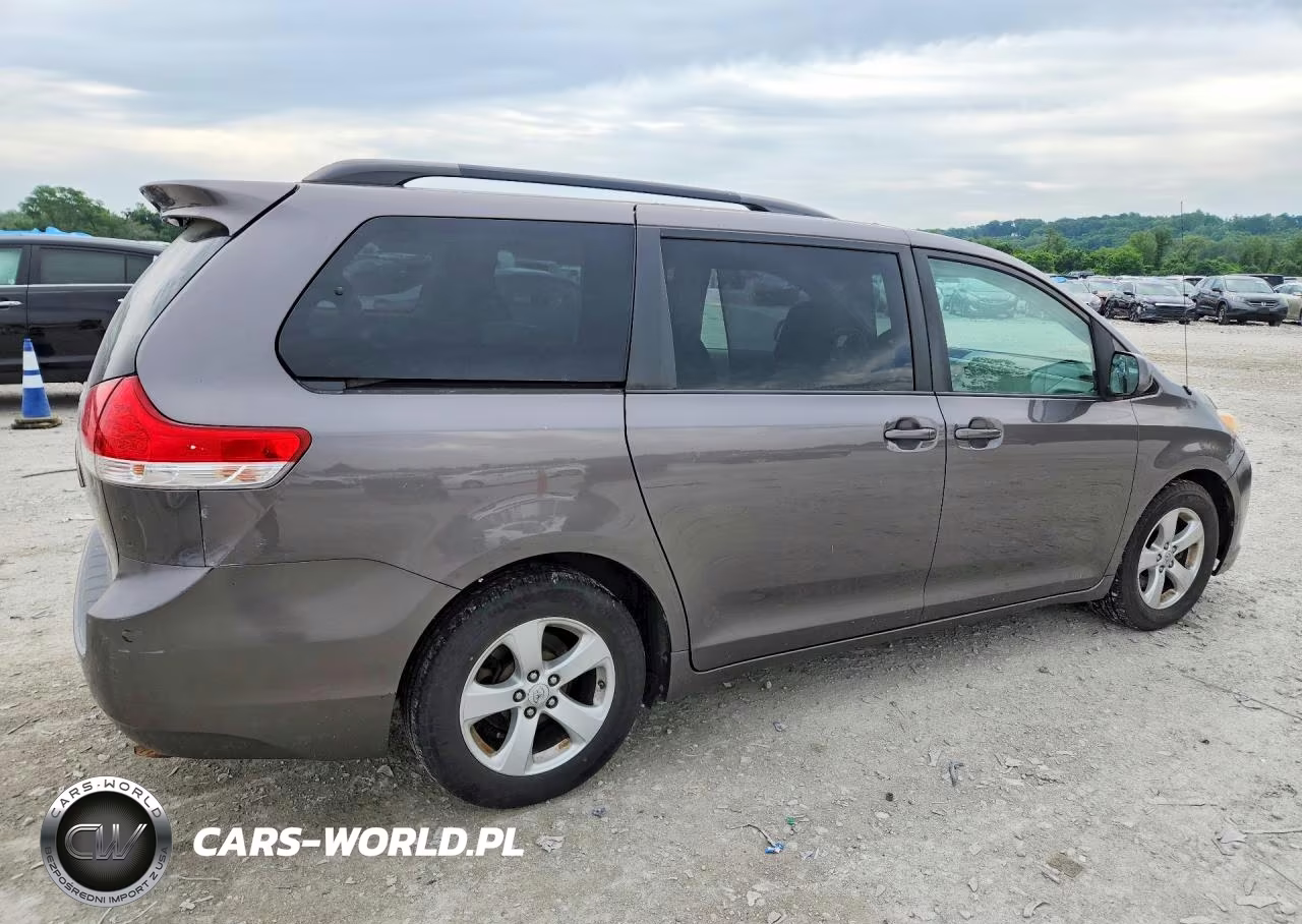 2011 Toyota Sienna Le VIN:5TDKK3DC5BS167897 - 3