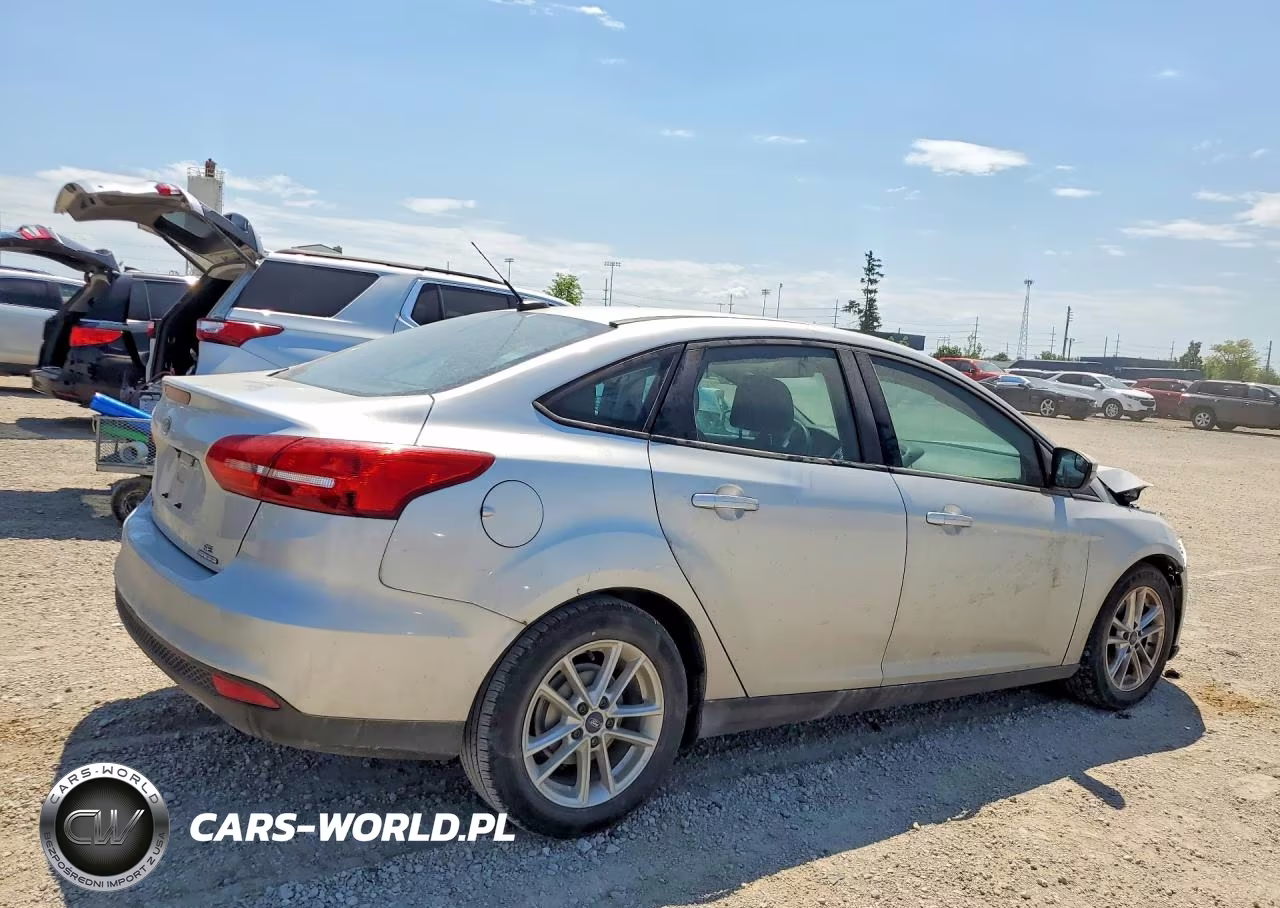2016 Ford Focus Se VIN:1FADP3F2XGL306158 - 3