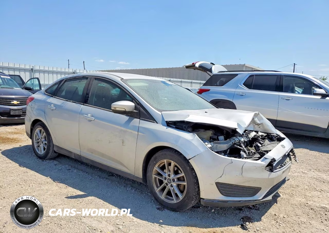2016 Ford Focus Se VIN:1FADP3F2XGL306158 - 4
