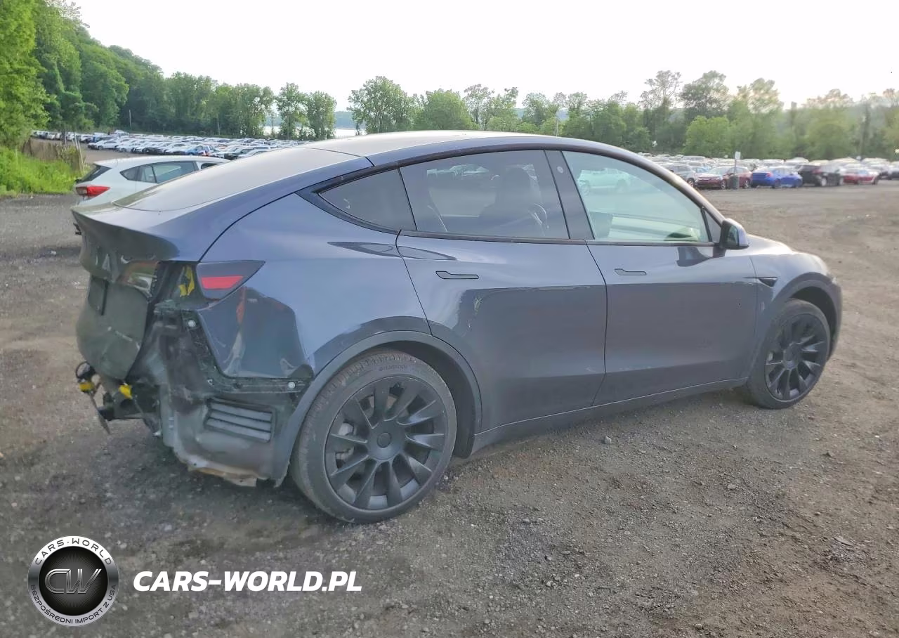2021 Tesla Model Y VIN:5YJYGAEE7MF136724 - 3