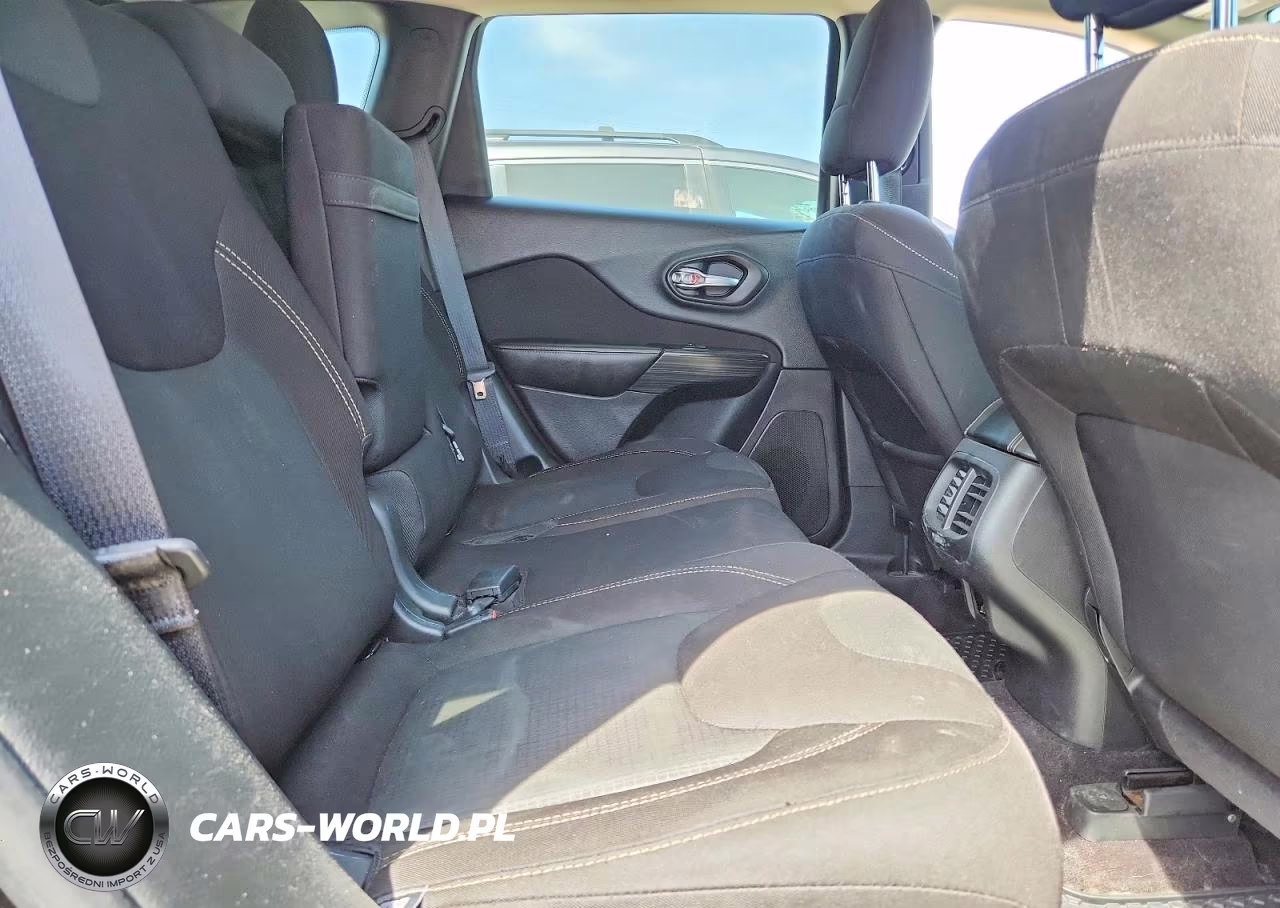 2017 Jeep Cherokee Latitude VIN:1C4PJLCBXHW535422 - 11