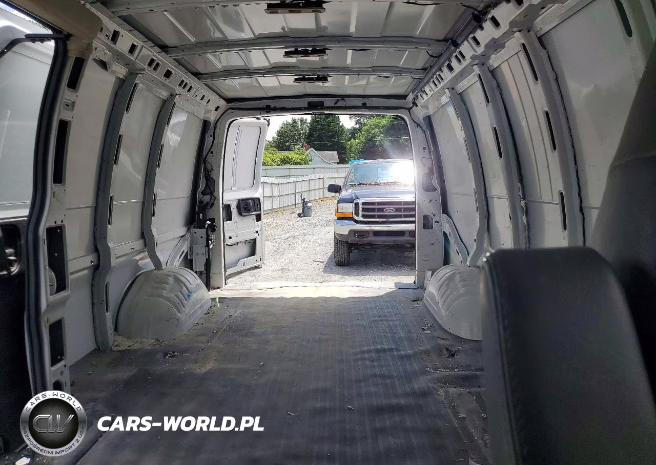 2023 GMC Savana G2500 VIN:1GTW7BFP6P1110576 - 10