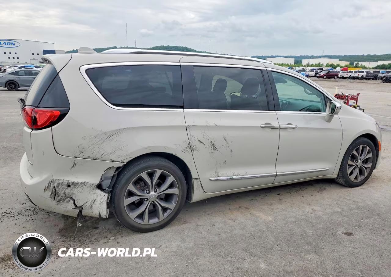 2017 Chrysler Pacifica Limited VIN:2C4RC1GGXHR614692 - 3