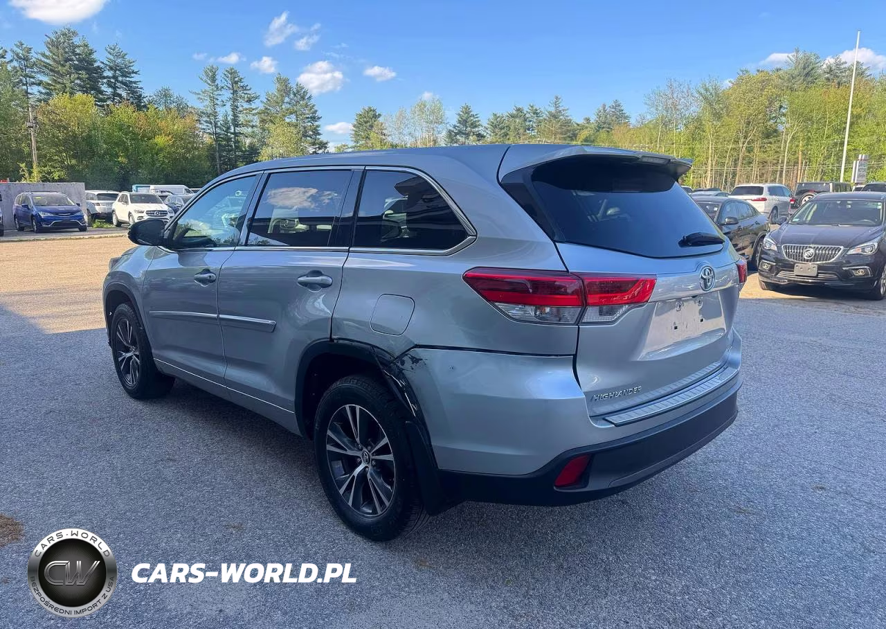 2018 Toyota Highlander Le VIN:5TDBZRFH9JS843564 - 3