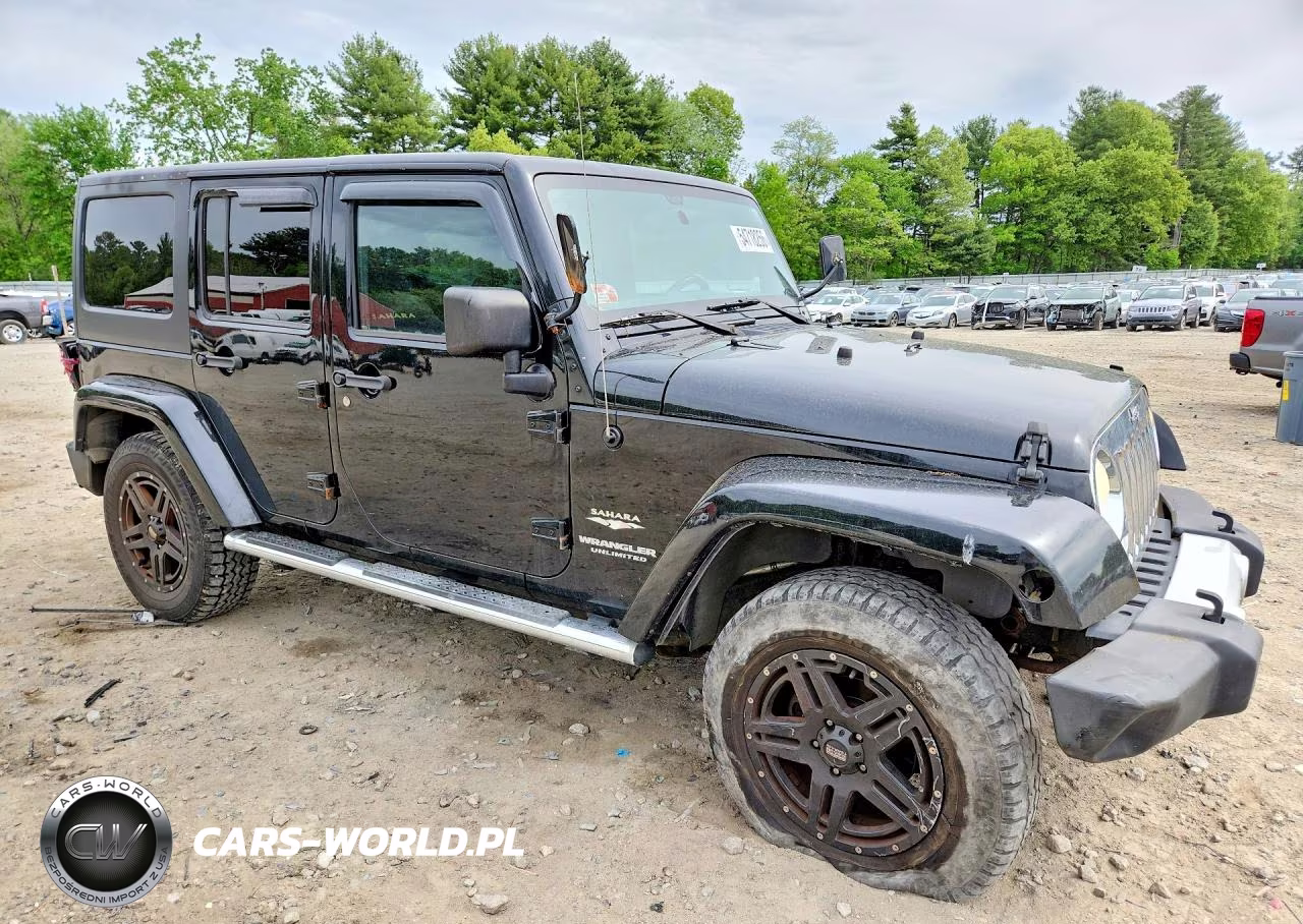 2013 Jeep Wrangler Unlimited Sahara VIN:1C4HJWEGXDL678493 - 4