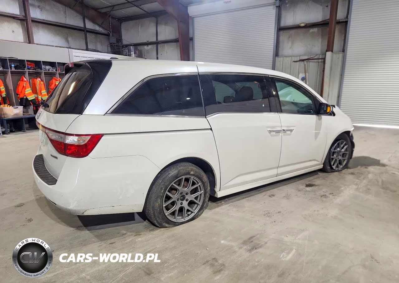 2013 Honda Odyssey Touring VIN:5FNRL5H92DB077541 - 3