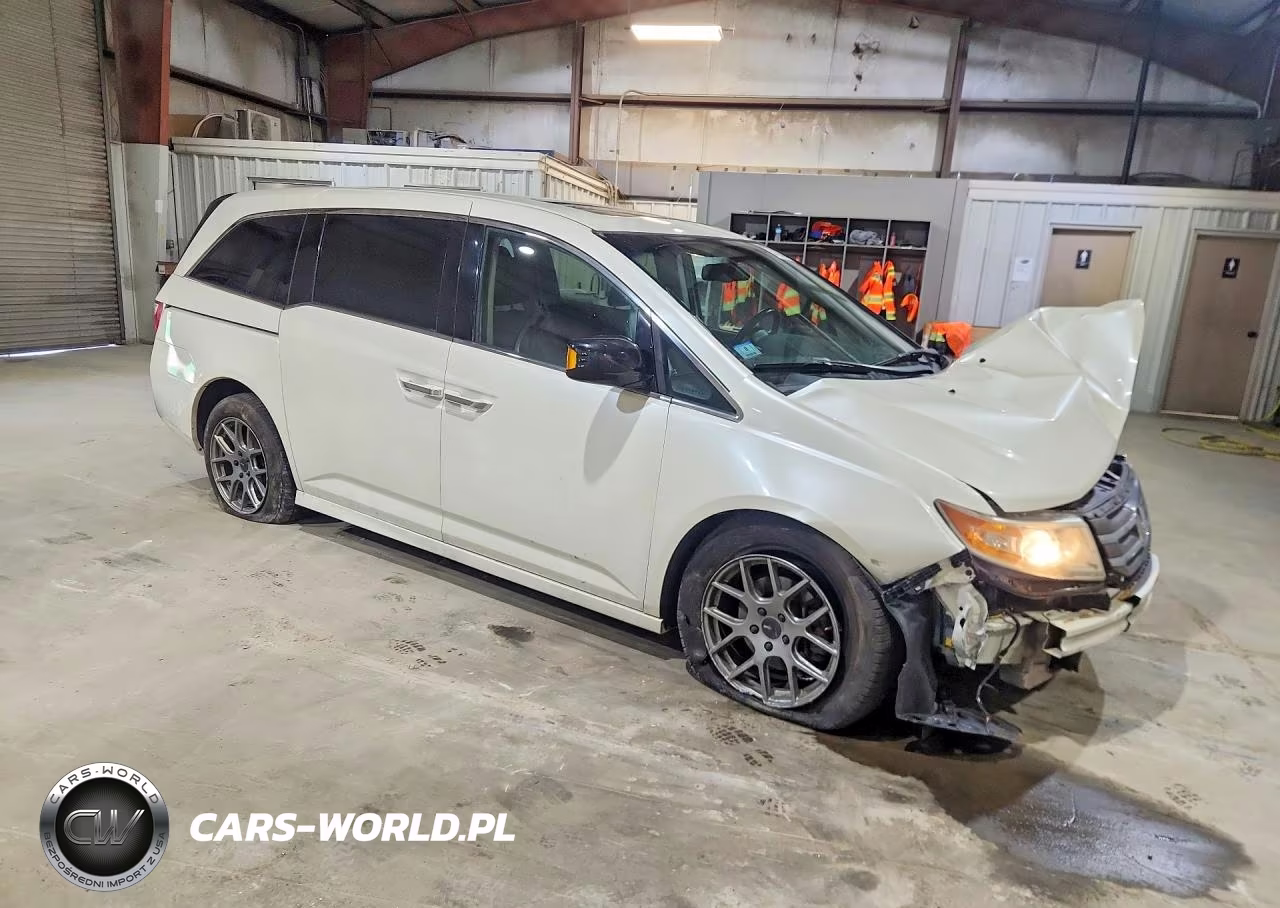 2013 Honda Odyssey Touring VIN:5FNRL5H92DB077541 - 4