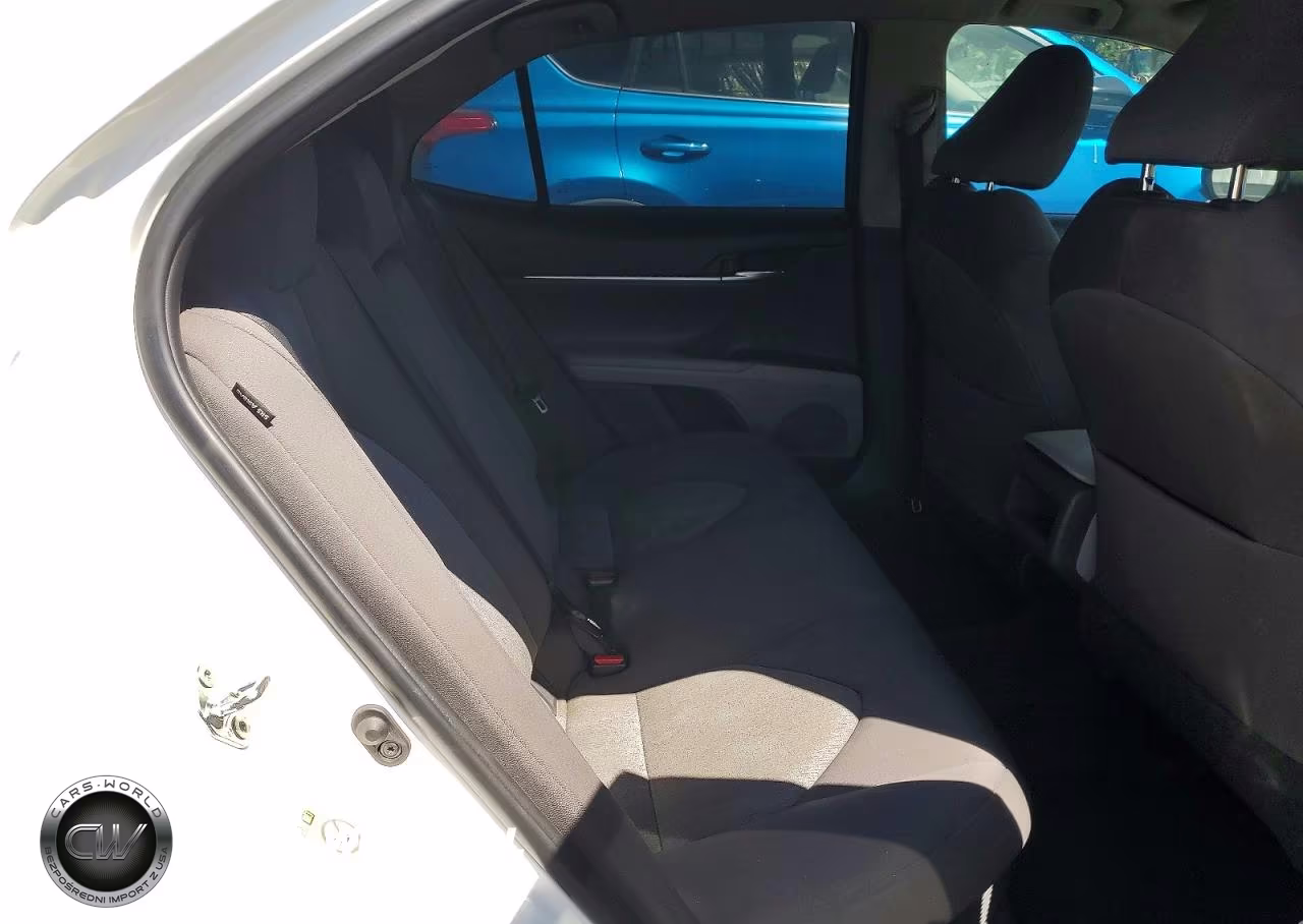 2018 Toyota Camry Le VIN:4T1B31HK4JU504228 - 10