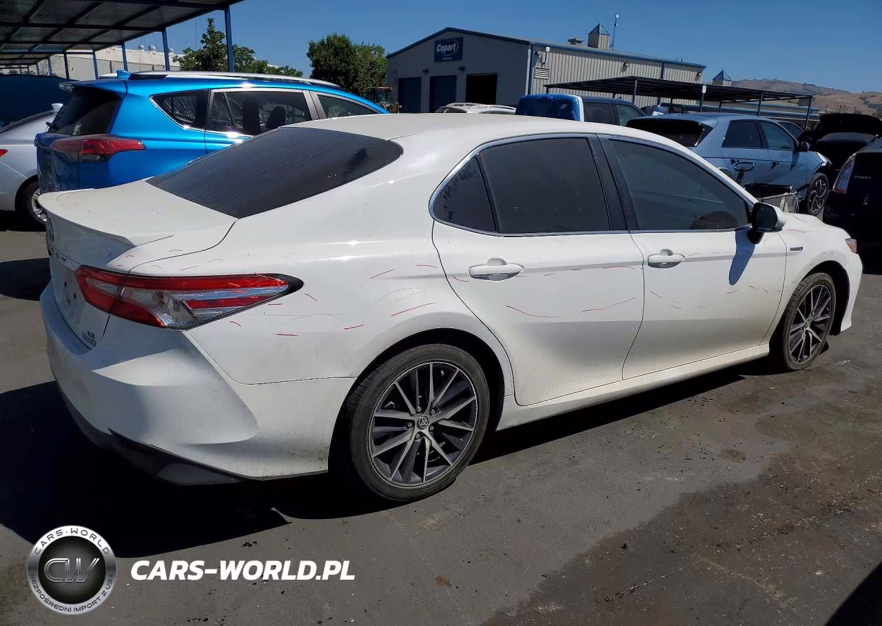 2018 Toyota Camry Le VIN:4T1B31HK4JU504228 - 3