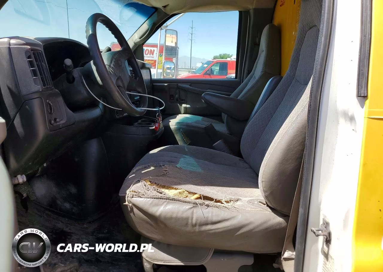 2004 Chevrolet Express G3 - Box Truck VIN:1GBJG31U341159733 - 7