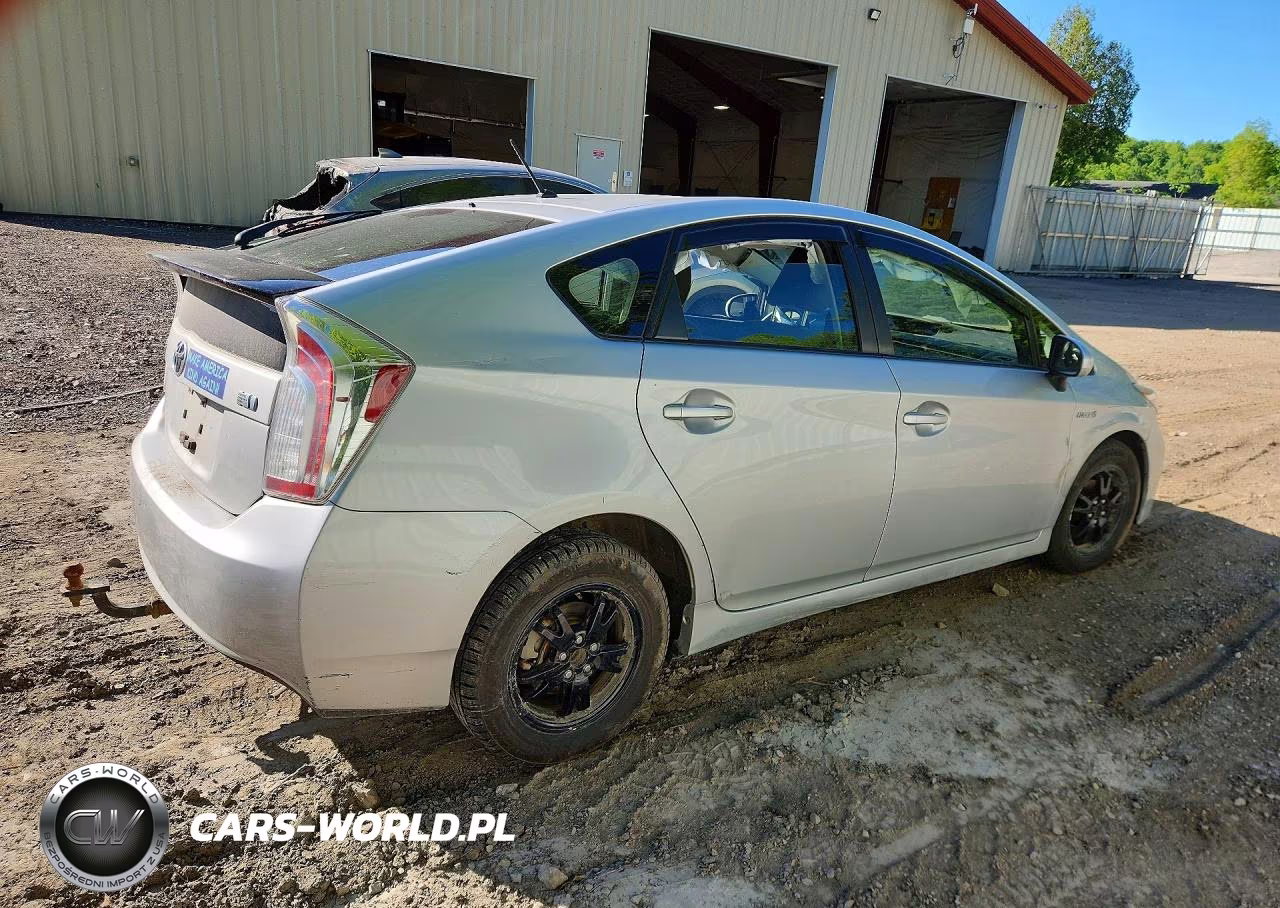 2015 Toyota Prius Two VIN:JTDKN3DU0F1875901 - 3