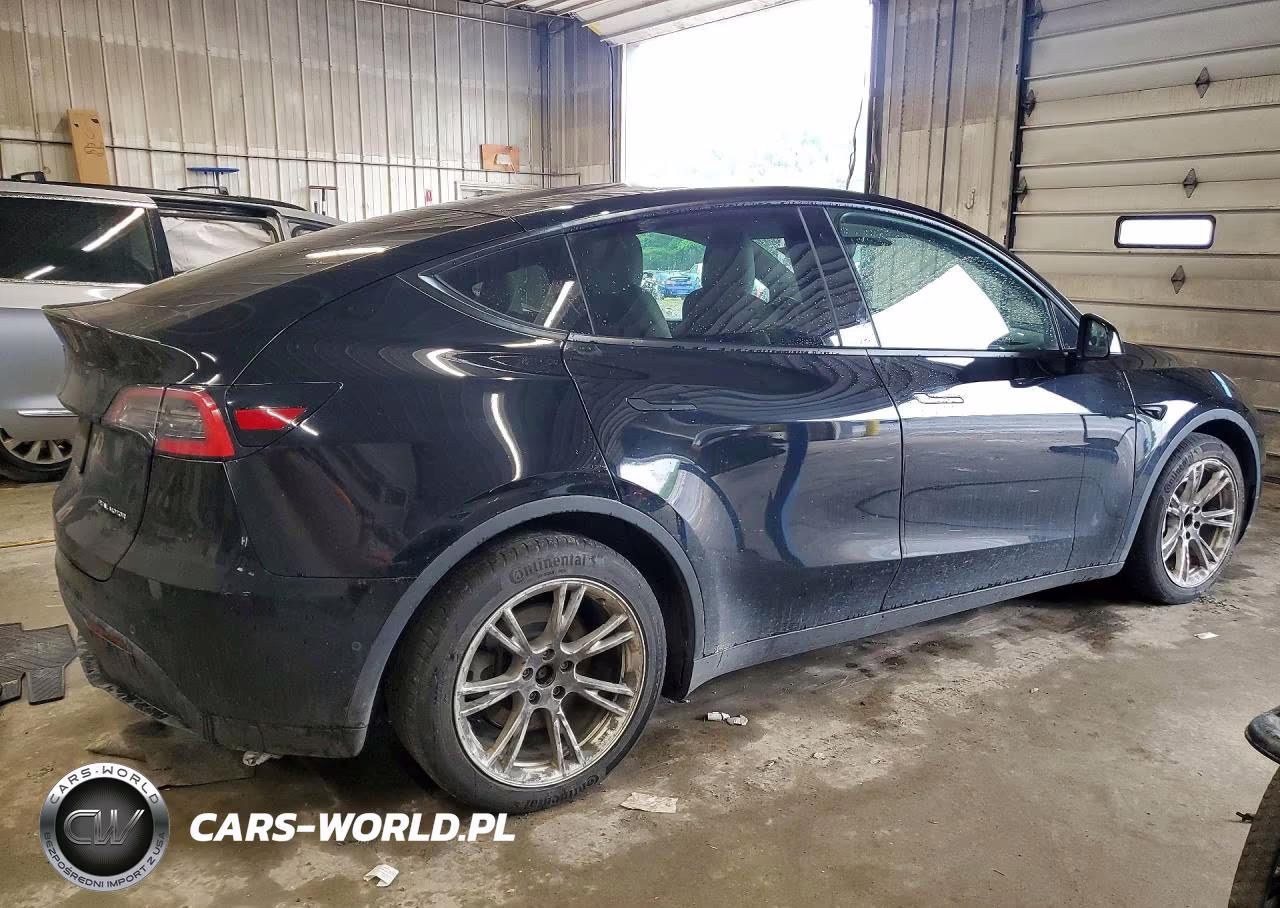 2020 Tesla Model Y VIN:5YJYGDEE6LF049770 - 3