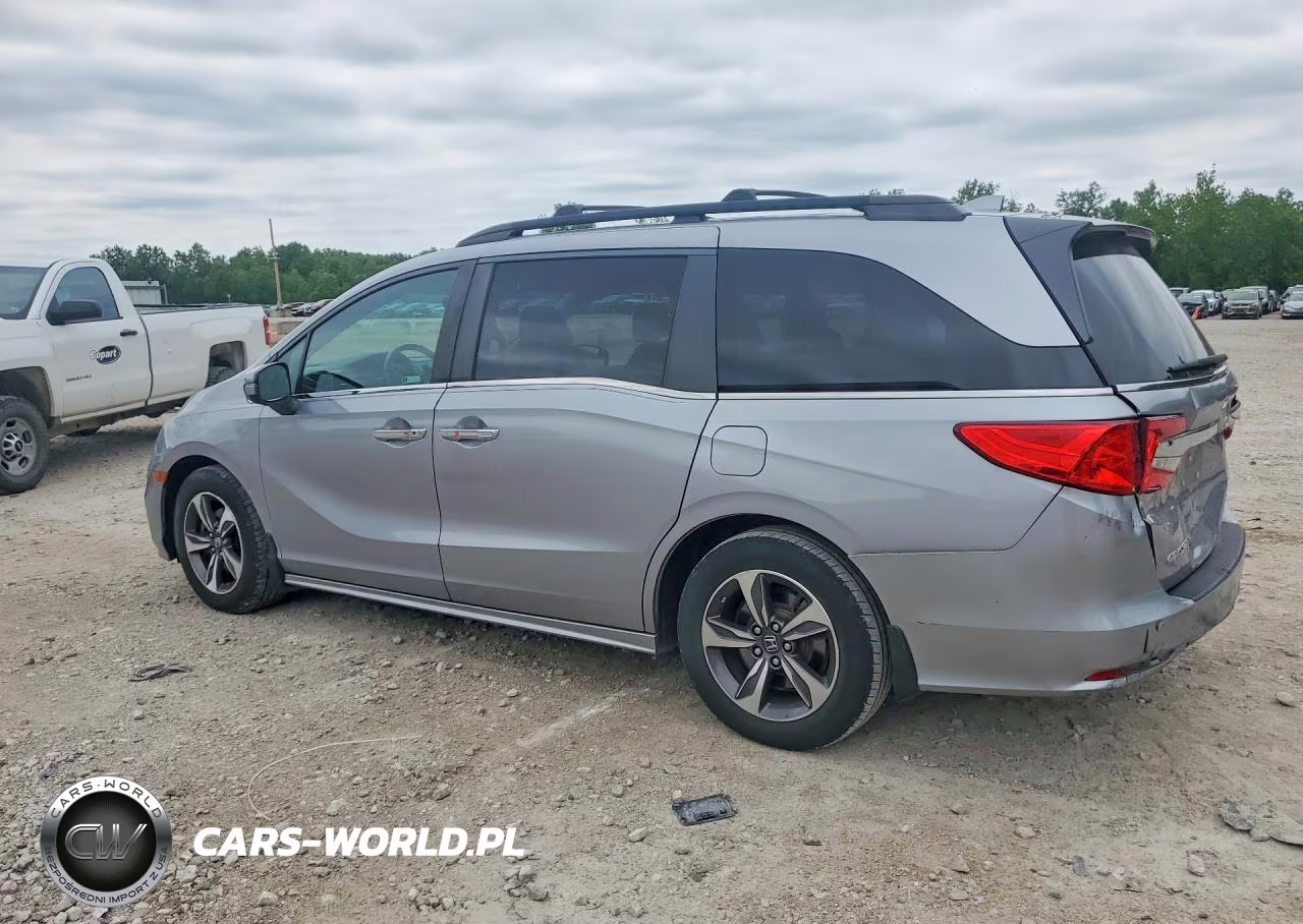 2018 Honda Odyssey Touring VIN:5FNRL6H80JB065025 - 2