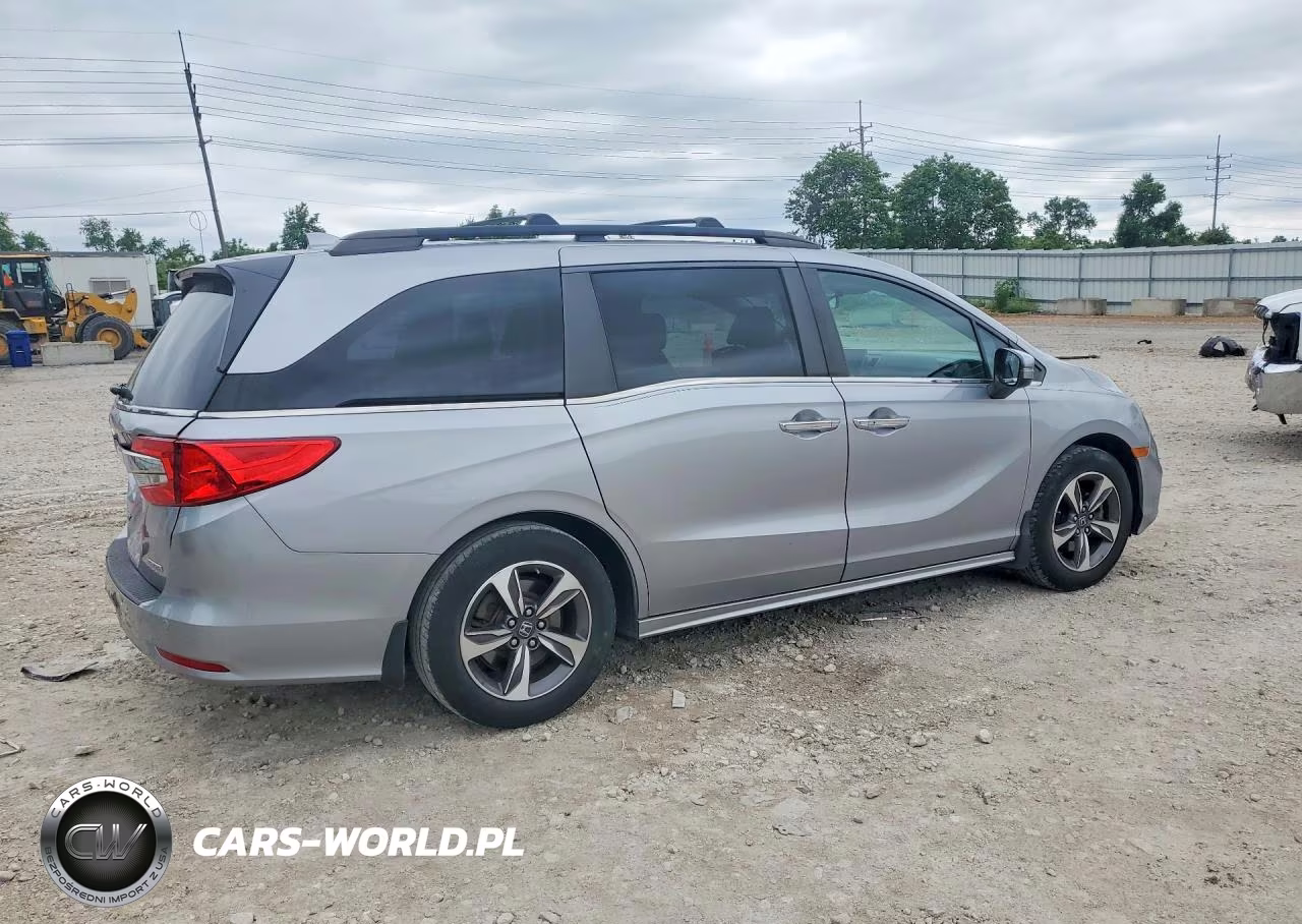 2018 Honda Odyssey Touring VIN:5FNRL6H80JB065025 - 3