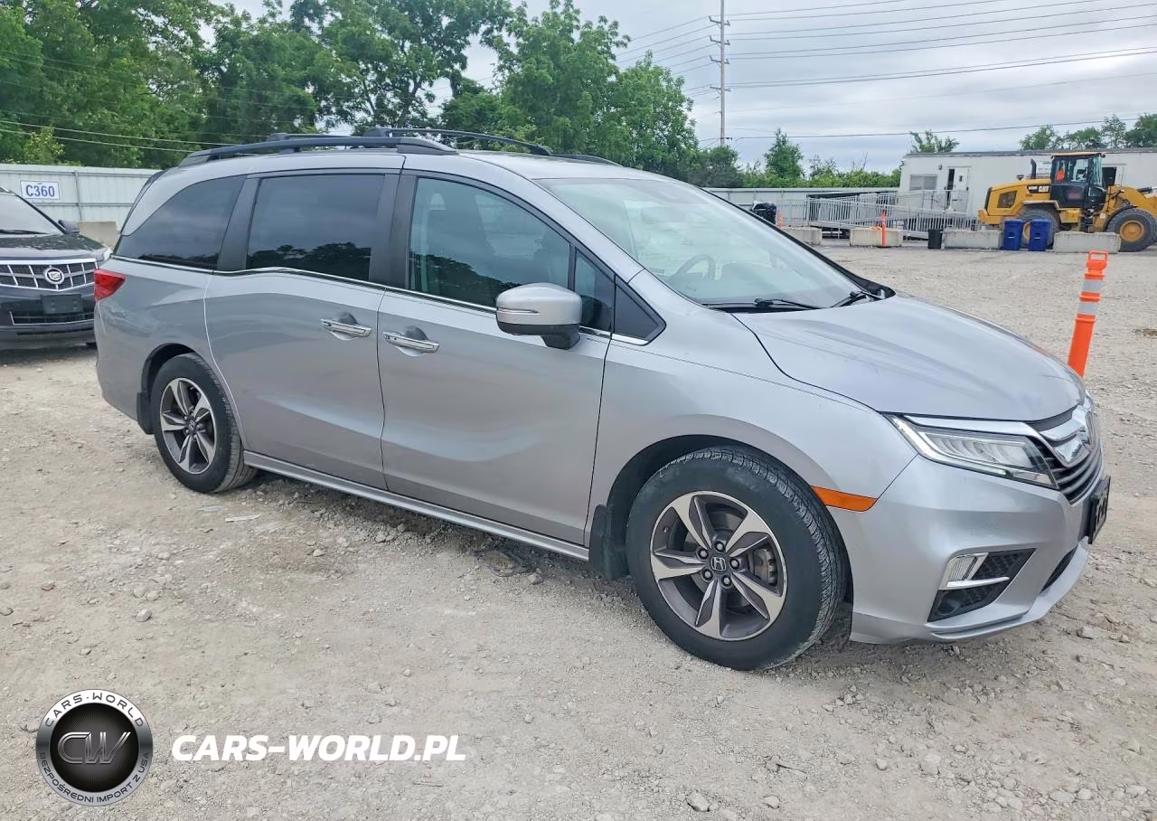 2018 Honda Odyssey Touring VIN:5FNRL6H80JB065025 - 4