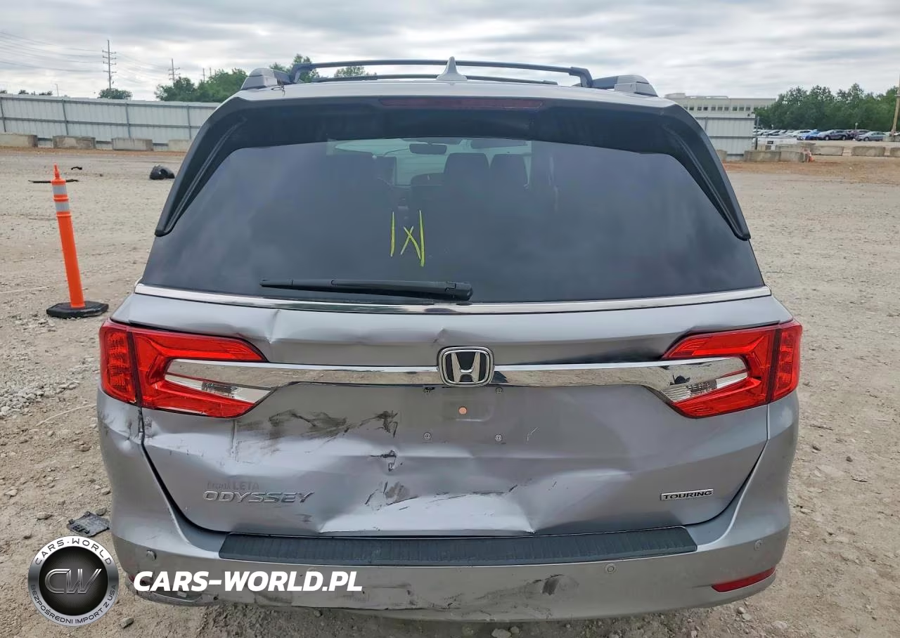 2018 Honda Odyssey Touring VIN:5FNRL6H80JB065025 - 6