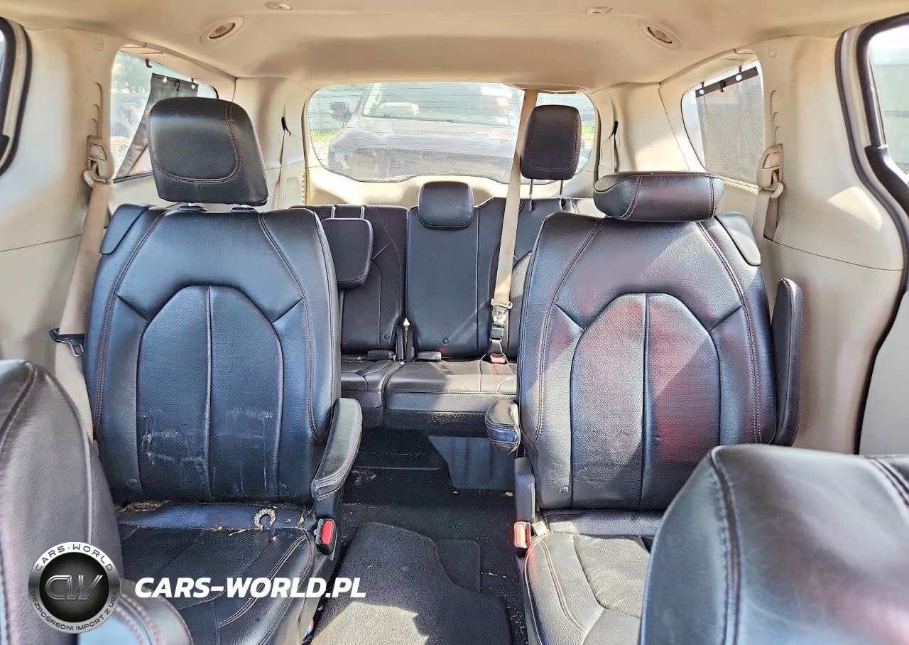 2018 Chrysler Pacifica Touring L VIN:2C4RC1BG5JR119765 - 10