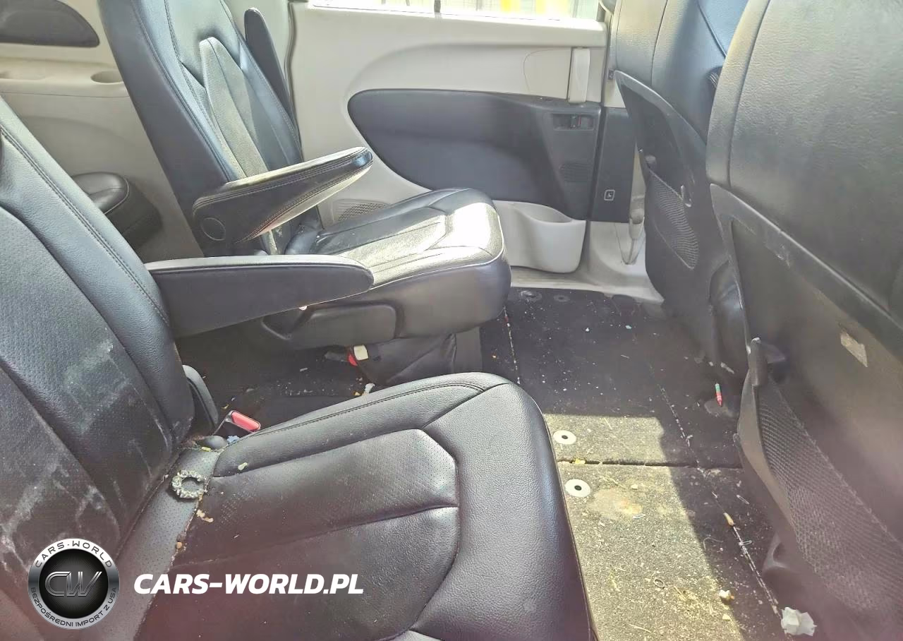 2018 Chrysler Pacifica Touring L VIN:2C4RC1BG5JR119765 - 11