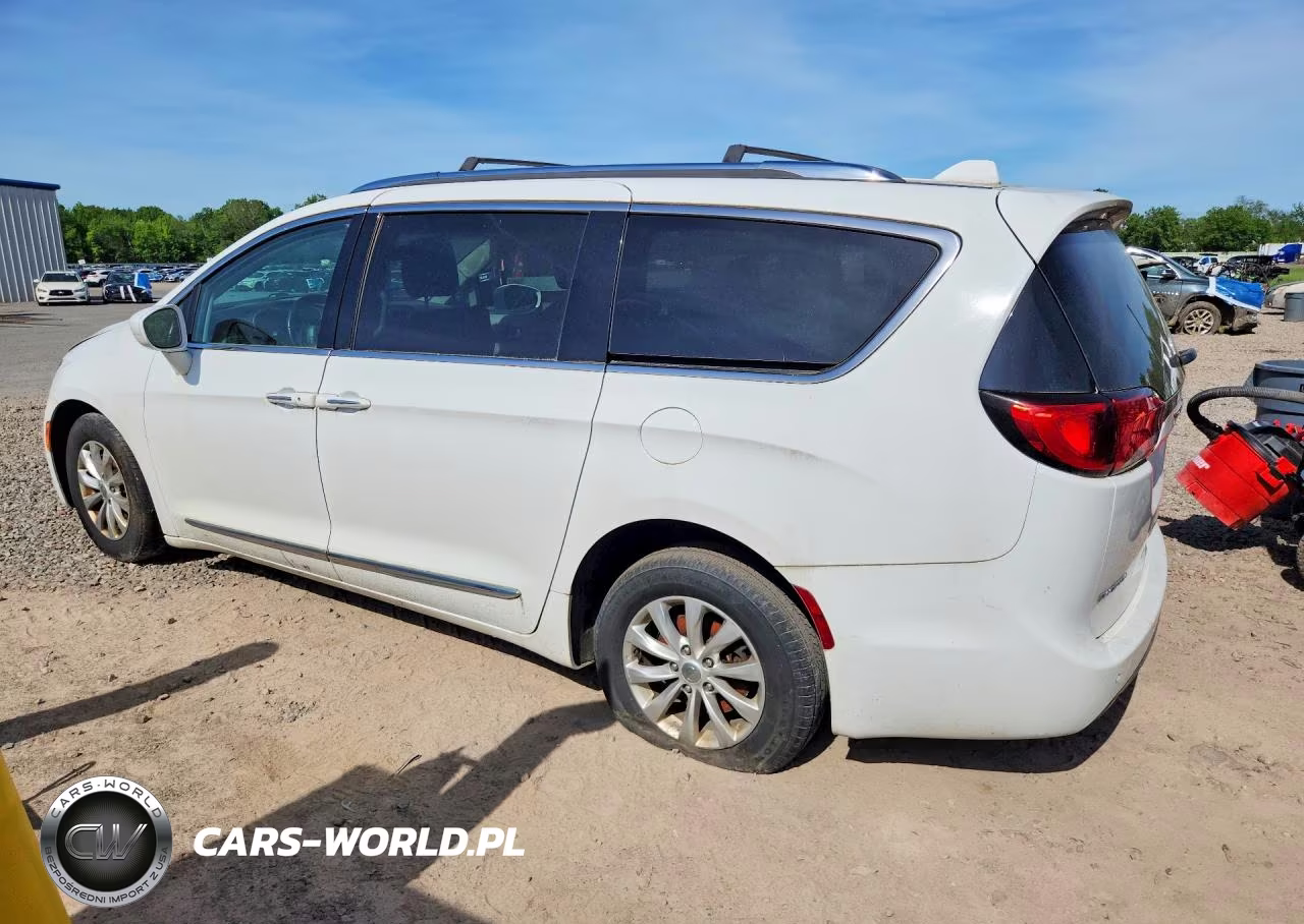 2018 Chrysler Pacifica Touring L VIN:2C4RC1BG5JR119765 - 2