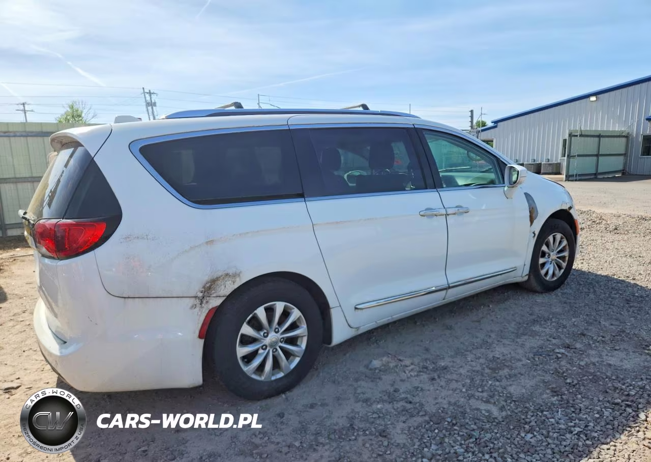2018 Chrysler Pacifica Touring L VIN:2C4RC1BG5JR119765 - 3